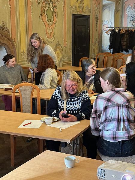 Chytré telefony bez bariér: studentky ze SZŠ pomáhali českokrumlovským seniorům, zdroj: Městská knihovna v Českém Krumlově, foto: Městská knihovna v Českém Krumlově (14/14)