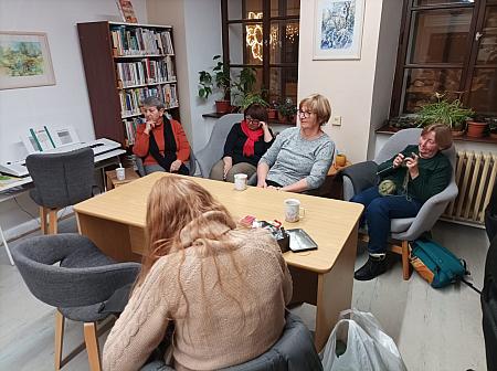 Literární klub ručních prací 27.11.2025, zdroj: Městská knihovna v Českém Krumlově, foto: Městská knihovna v Českém Krumlově (2/8)