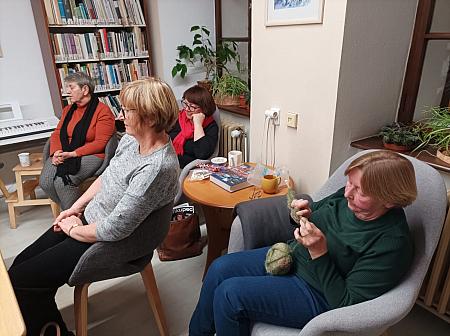 Literární klub ručních prací 27.11.2025, zdroj: Městská knihovna v Českém Krumlově, foto: Městská knihovna v Českém Krumlově (3/8)