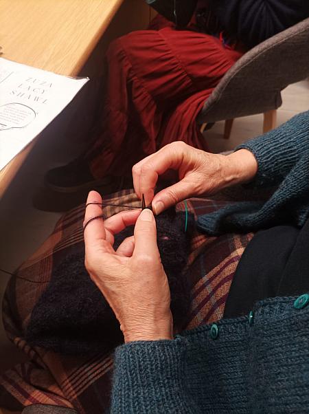 Literární klub ručních prací 27.11.2025, zdroj: Městská knihovna v Českém Krumlově, foto: Městská knihovna v Českém Krumlově (5/8)