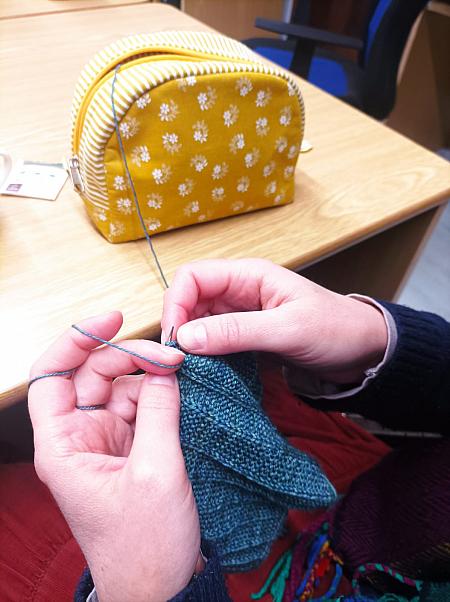 Literární klub ručních prací 27.11.2025, zdroj: Městská knihovna v Českém Krumlově, foto: Městská knihovna v Českém Krumlově (6/8)