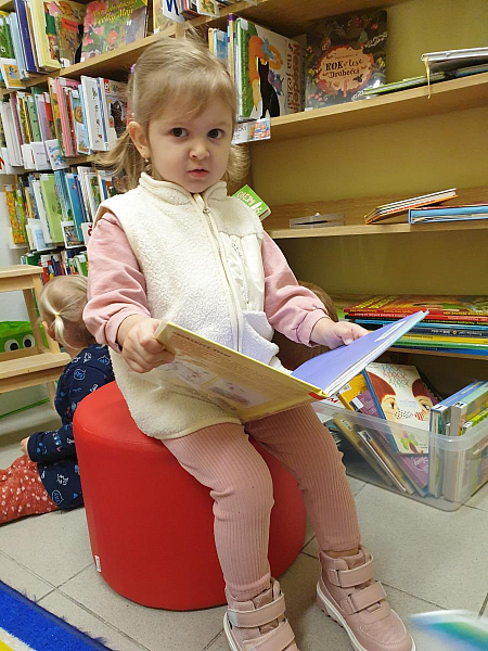 Předvánoční návštěva dětí z RC Krumlík na pobočce Mír, zdroj: Městská knihovna v Českém Krumlově, foto: Městská knihovna v Českém Krumlově (7/21)