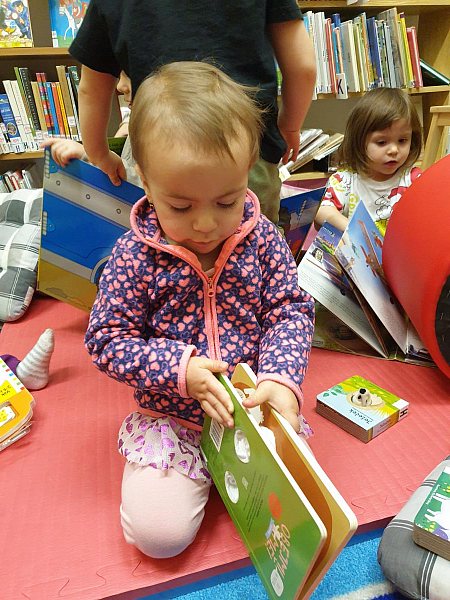 Předvánoční návštěva dětí z RC Krumlík na pobočce Mír, zdroj: Městská knihovna v Českém Krumlově, foto: Městská knihovna v Českém Krumlově (8/21)