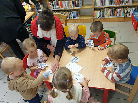 Předvánoční návštěva dětí z RC Krumlík na pobočce Mír, zdroj: Městská knihovna v Českém Krumlově, foto: Městská knihovna v Českém Krumlově (11/21)