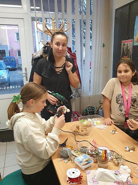 Vánoční tvoření na pobočce Mír, zdroj: Městská knihovna v Českém Krumlově, foto: Městská knihovna v Českém Krumlově (8/24)