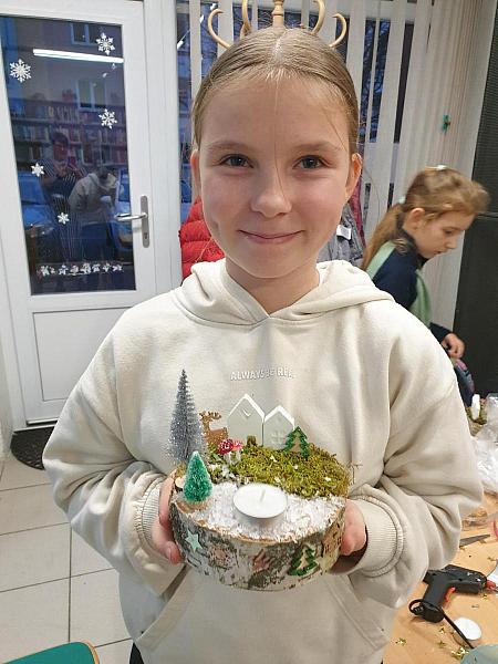 Vánoční tvoření na pobočce Mír, zdroj: Městská knihovna v Českém Krumlově, foto: Městská knihovna v Českém Krumlově (12/24)