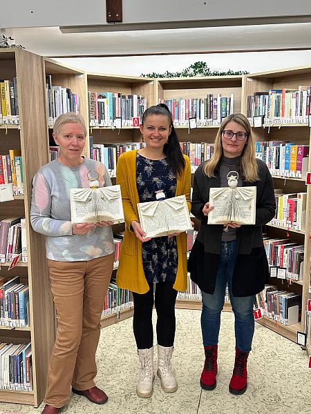 Dekorace z vyřazených knih, zdroj: Městská knihovna v Českém Krumlově, foto: Městská knihovna v Českém Krumlově (1/2)