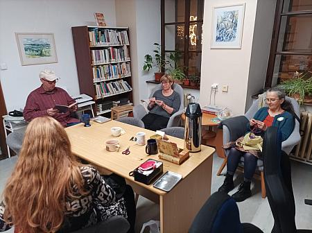 Literární klub ručních prací 11. prosince 2025, zdroj: Městská knihovna v Českém Krumlově, foto: Městská knihovna v Českém Krumlově (1/2)