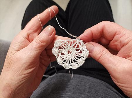 Literární klub ručních prací 11. prosince 2025, zdroj: Městská knihovna v Českém Krumlově, foto: Městská knihovna v Českém Krumlově (2/2)