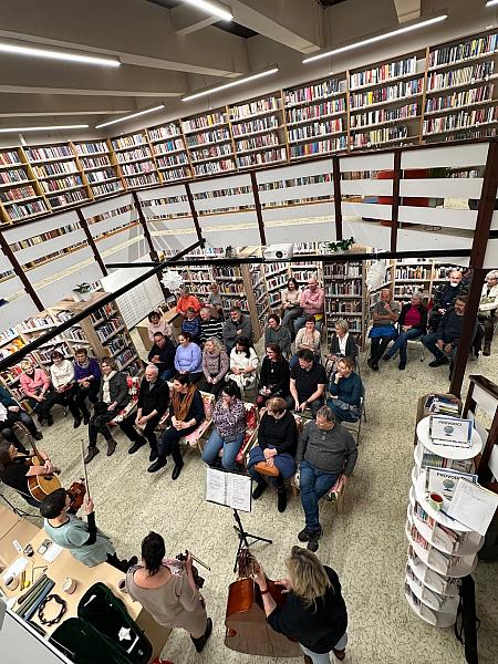 Tříkrálový koncert kapely Lakomá Barka, zdroj: Městská knihovna v Českém Krumlově, foto: Městská knihovna v Českém Krumlově (1/10)