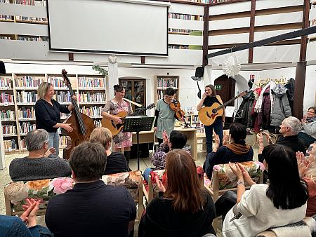 Tříkrálový koncert kapely Lakomá Barka, zdroj: Městská knihovna v Českém Krumlově, foto: Městská knihovna v Českém Krumlově (7/10)