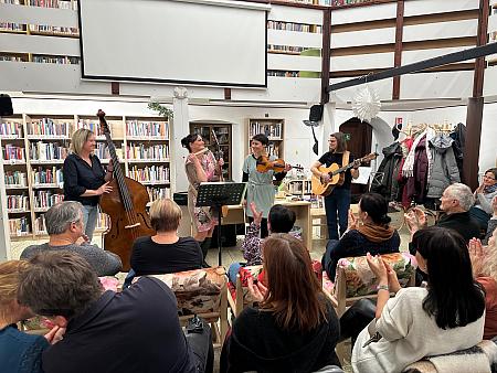 Tříkrálový koncert kapely Lakomá Barka, zdroj: Městská knihovna v Českém Krumlově, foto: Městská knihovna v Českém Krumlově (8/10)