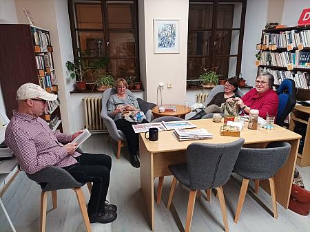 Liter&aacute;rn&iacute; klub ručn&iacute;ch prac&iacute; leden 2026, zdroj: Městsk&aacute; knihovna v Česk&eacute;m Krumlově, foto: Městsk&aacute; knihovna v Česk&eacute;m Krumlově