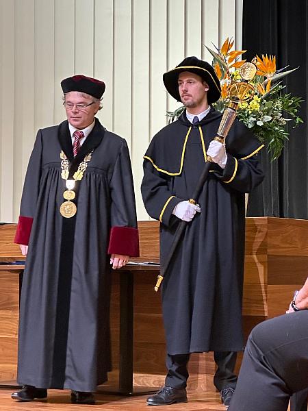 Promoce studentů Virtuální univerzity třetího věku, zdroj: Městská knihovna v Českém Krumlově, foto: Městská knihovna v Českém Krumlově (3/4)