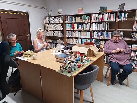 Literární klub ručních prací - 22. 1 .2026, zdroj: Městská knihovna v Českém Krumlově, foto: Městská knihovna v Českém Krumlově (2/6)