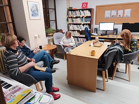 Literární klub ručních prací - 22. 1 .2026, zdroj: Městská knihovna v Českém Krumlově, foto: Městská knihovna v Českém Krumlově (3/6)