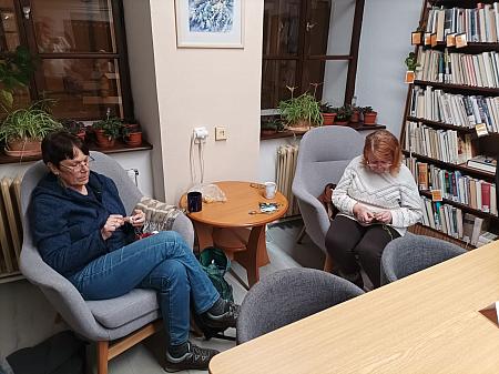 Literární klub ručních prací - 22. 1 .2026, zdroj: Městská knihovna v Českém Krumlově, foto: Městská knihovna v Českém Krumlově (4/6)