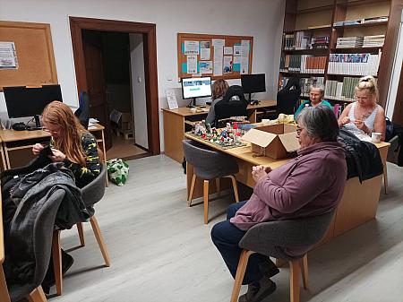 Literární klub ručních prací - 22. 1 .2026, zdroj: Městská knihovna v Českém Krumlově, foto: Městská knihovna v Českém Krumlově (5/6)