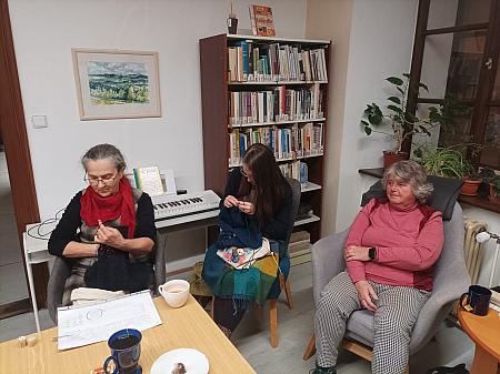 Další setkání v Literárním klubu ručních prací, zdroj: Městská knihovna v Českém Krumlově, foto: Městská knihovna v Českém Krumlově (3/3)