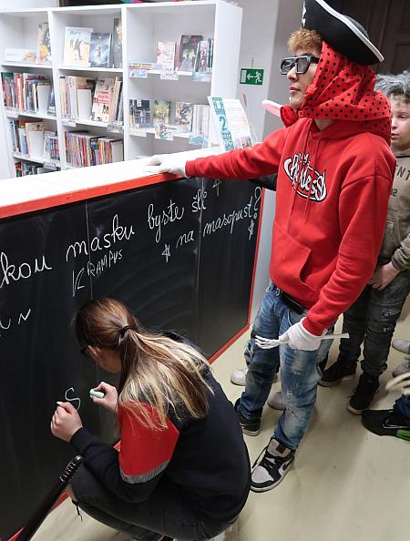 Masopust se ZŠ Kaplická, zdroj: Městská knihovna v Českém Krumlově, foto: Městská knihovna v Českém Krumlově (26/30)