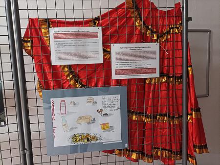 Vernisáž výstavy výtvarných prací z projektu „Naše romské tradice“ organizace KoCeRo, zdroj: Městská knihovna v Českém Krumlově, foto: Městská knihovna v Českém Krumlově (1/12)