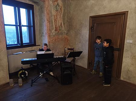 Vernisáž výstavy výtvarných prací z projektu „Naše romské tradice“ organizace KoCeRo, zdroj: Městská knihovna v Českém Krumlově, foto: Městská knihovna v Českém Krumlově (2/12)