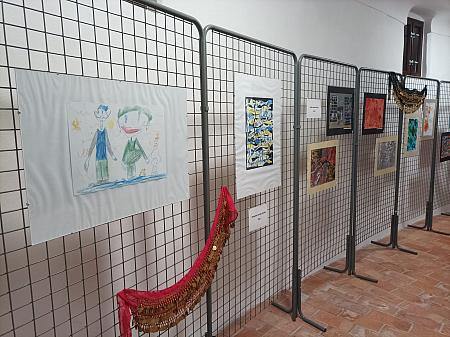 Vernisáž výstavy výtvarných prací z projektu „Naše romské tradice“ organizace KoCeRo, zdroj: Městská knihovna v Českém Krumlově, foto: Městská knihovna v Českém Krumlově (3/12)