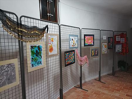 Vernisáž výstavy výtvarných prací z projektu „Naše romské tradice“ organizace KoCeRo, zdroj: Městská knihovna v Českém Krumlově, foto: Městská knihovna v Českém Krumlově (4/12)