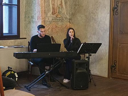 Vernisáž výstavy výtvarných prací z projektu „Naše romské tradice“ organizace KoCeRo, zdroj: Městská knihovna v Českém Krumlově, foto: Městská knihovna v Českém Krumlově (5/12)