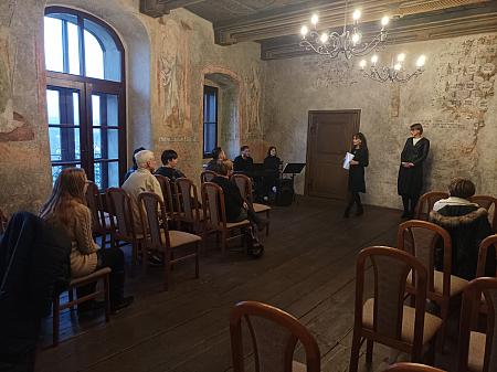 Vernisáž výstavy výtvarných prací z projektu „Naše romské tradice“ organizace KoCeRo, zdroj: Městská knihovna v Českém Krumlově, foto: Městská knihovna v Českém Krumlově (6/12)