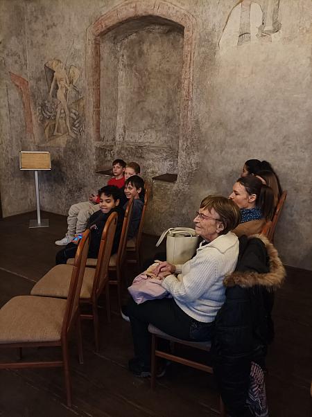 Vernisáž výstavy výtvarných prací z projektu „Naše romské tradice“ organizace KoCeRo, zdroj: Městská knihovna v Českém Krumlově, foto: Městská knihovna v Českém Krumlově (7/12)