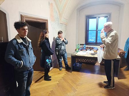 Vernisáž výstavy výtvarných prací z projektu „Naše romské tradice“ organizace KoCeRo, zdroj: Městská knihovna v Českém Krumlově, foto: Městská knihovna v Českém Krumlově (8/12)