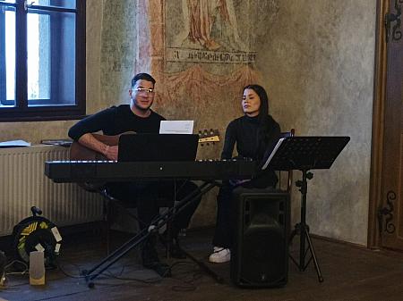 Vernisáž výstavy výtvarných prací z projektu „Naše romské tradice“ organizace KoCeRo, zdroj: Městská knihovna v Českém Krumlově, foto: Městská knihovna v Českém Krumlově (9/12)