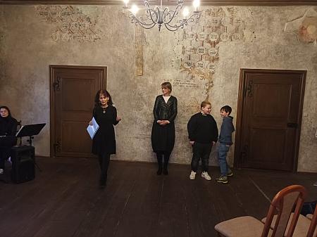 Vernisáž výstavy výtvarných prací z projektu „Naše romské tradice“ organizace KoCeRo, zdroj: Městská knihovna v Českém Krumlově, foto: Městská knihovna v Českém Krumlově (10/12)