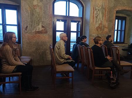 Vernisáž výstavy výtvarných prací z projektu „Naše romské tradice“ organizace KoCeRo, zdroj: Městská knihovna v Českém Krumlově, foto: Městská knihovna v Českém Krumlově (11/12)