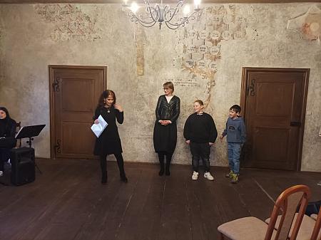 Vernisáž výstavy výtvarných prací z projektu „Naše romské tradice“ organizace KoCeRo, zdroj: Městská knihovna v Českém Krumlově, foto: Městská knihovna v Českém Krumlově (12/12)