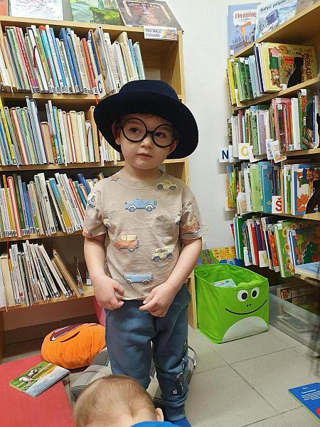 DS Barborka poprvé na návštěvě v knihovně, zdroj: Městská knihovna v Českém Krumlově, foto: Městská knihovna v Českém Krumlově (8/23)