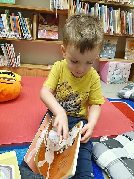 DS Barborka poprvé na návštěvě v knihovně, zdroj: Městská knihovna v Českém Krumlově, foto: Městská knihovna v Českém Krumlově (9/23)