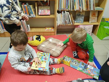 DS Barborka poprvé na návštěvě v knihovně, zdroj: Městská knihovna v Českém Krumlově, foto: Městská knihovna v Českém Krumlově (11/23)