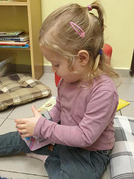 DS Barborka poprvé na návštěvě v knihovně, zdroj: Městská knihovna v Českém Krumlově, foto: Městská knihovna v Českém Krumlově (12/23)