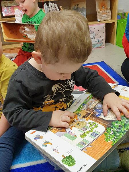 DS Barborka poprvé na návštěvě v knihovně, zdroj: Městská knihovna v Českém Krumlově, foto: Městská knihovna v Českém Krumlově (13/23)