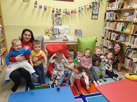 DS Barborka poprvé na návštěvě v knihovně, zdroj: Městská knihovna v Českém Krumlově, foto: Městská knihovna v Českém Krumlově (14/23)