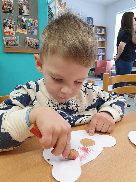 DS Barborka poprvé na návštěvě v knihovně, zdroj: Městská knihovna v Českém Krumlově, foto: Městská knihovna v Českém Krumlově (18/23)