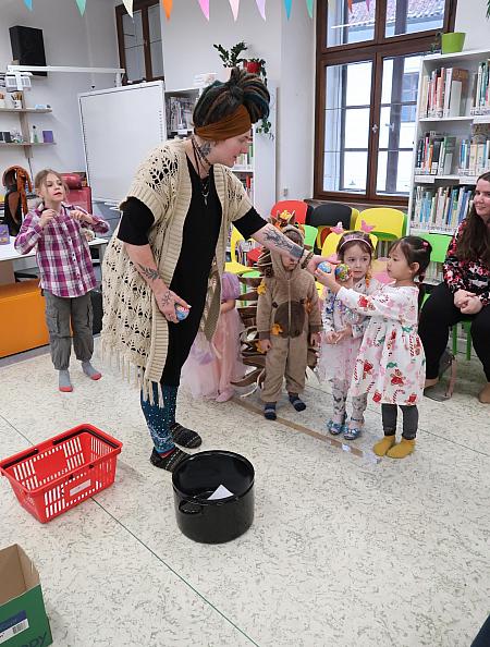 Masopustní rej v knihovně, zdroj: Městská knihovna v Českém Krumlově, foto: Městská knihovna v Českém Krumlově (6/47)