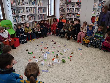 Jak pejsek s kočičkou pekli dort pro lesní školku Doma v lese, zdroj: Městská knihovna v Českém Krumlově, foto: Městská knihovna v Českém Krumlově (1/15)