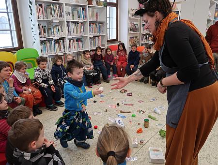 Jak pejsek s kočičkou pekli dort pro lesní školku Doma v lese, zdroj: Městská knihovna v Českém Krumlově, foto: Městská knihovna v Českém Krumlově (2/15)