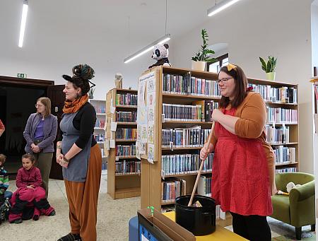 Jak pejsek s kočičkou pekli dort pro lesní školku Doma v lese, zdroj: Městská knihovna v Českém Krumlově, foto: Městská knihovna v Českém Krumlově (3/15)