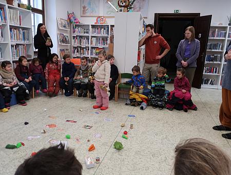 Jak pejsek s kočičkou pekli dort pro lesní školku Doma v lese, zdroj: Městská knihovna v Českém Krumlově, foto: Městská knihovna v Českém Krumlově (4/15)