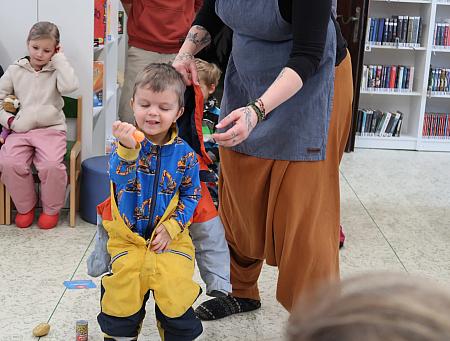 Jak pejsek s kočičkou pekli dort pro lesní školku Doma v lese, zdroj: Městská knihovna v Českém Krumlově, foto: Městská knihovna v Českém Krumlově (5/15)