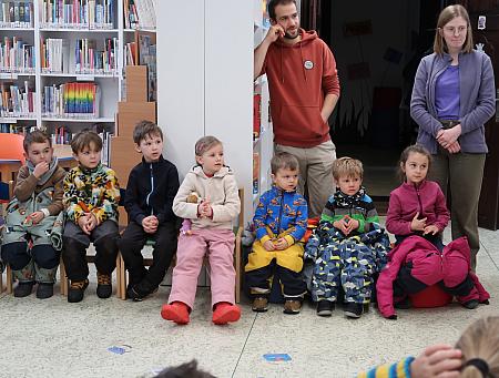 Jak pejsek s kočičkou pekli dort pro lesní školku Doma v lese, zdroj: Městská knihovna v Českém Krumlově, foto: Městská knihovna v Českém Krumlově (6/15)